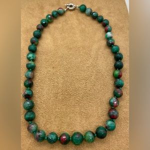 Green beaded necklace  agate stones  pretty colors. Vintage unsigned